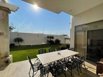 VENTA DE CASA GRANDE EN PORTA FONTANA, COL. LEON DE LOS ALDAMA, GUANAJUATO