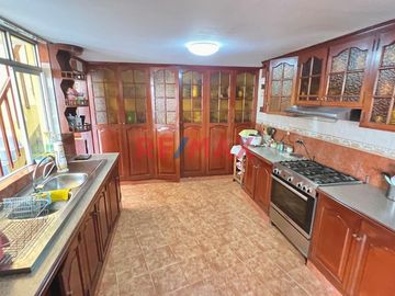 Hermosa Casa en SURCO  (Urb. Neptuno) Precio Negociable