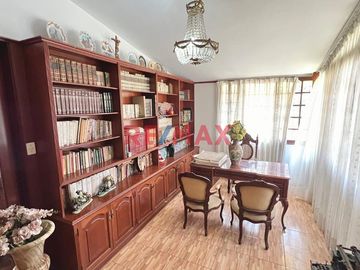 Hermosa Casa en SURCO  (Urb. Neptuno) Precio Negociable