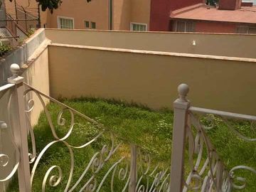 OPORTUNIDAD RENTO CASA SEMINUEVA  EN CALLE CERRADA CON REJA ELECTRICA