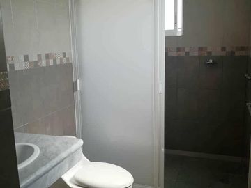 OPORTUNIDAD RENTO CASA SEMINUEVA  EN CALLE CERRADA CON REJA ELECTRICA