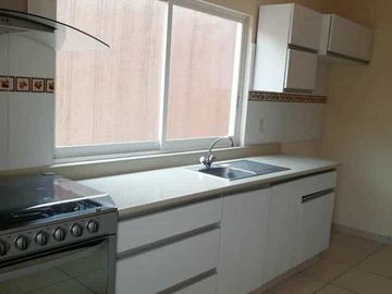OPORTUNIDAD RENTO CASA SEMINUEVA  EN CALLE CERRADA CON REJA ELECTRICA