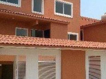 OPORTUNIDAD RENTO CASA SEMINUEVA  EN CALLE CERRADA CON REJA ELECTRICA