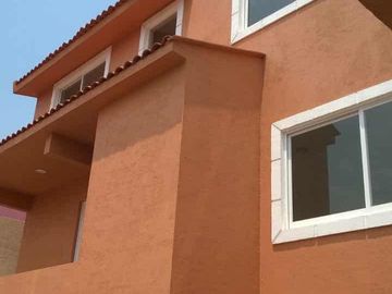 OPORTUNIDAD RENTO CASA SEMINUEVA  EN CALLE CERRADA CON REJA ELECTRICA
