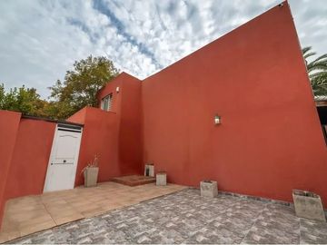 Casa amplia en Peñalolén, cerca de jumbo, mall, colegios, calle cerrada condominio