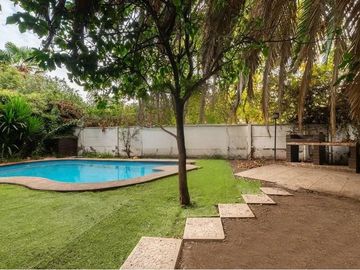 Casa amplia en Peñalolén, cerca de jumbo, mall, colegios, calle cerrada condominio