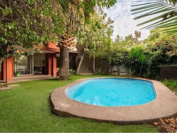 Casa amplia en Peñalolén, cerca de jumbo, mall, colegios, calle cerrada condominio