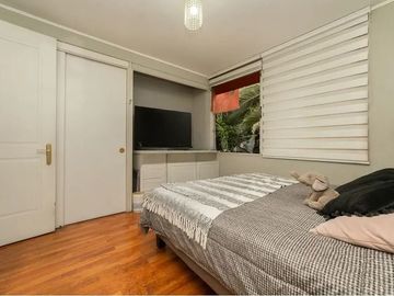 Casa amplia en Peñalolén, cerca de jumbo, mall, colegios, calle cerrada condominio