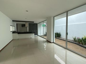 VENDO CASA HERMOSA $3,990,000 ZONA HERMANOS SERDAN, 15 DE MAYO, RANCHO COLORADO.