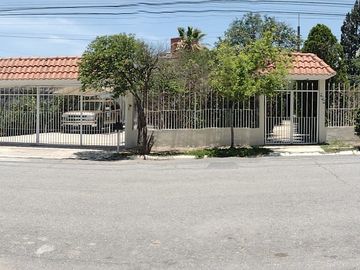 HERMOSA CASA EN VENTA CON AMPLIO TERRENO .