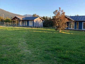 Oportunidad 2 casas + 1 cabaña en Parcela orilla de río