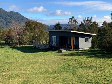 Oportunidad 2 casas + 1 cabaña en Parcela orilla de río