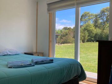 Oportunidad 2 casas + 1 cabaña en Parcela orilla de río