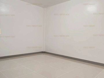 ทาวน์เฮ้าส์หมู่บ้านบัวทอง4ชั้นเดียวราคาย่อมเยาว์