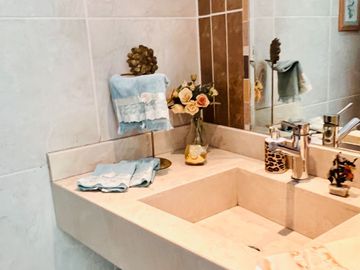 VENTA DE HERMOSA CASA  FRENTE A PARQUE, LOS ALAMOS