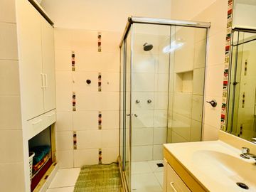 VENTA DE HERMOSA CASA  FRENTE A PARQUE, LOS ALAMOS