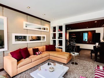 VENTA DE HERMOSA CASA  FRENTE A PARQUE, LOS ALAMOS