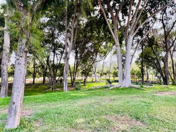 VENTA DE HERMOSA CASA  FRENTE A PARQUE, LOS ALAMOS
