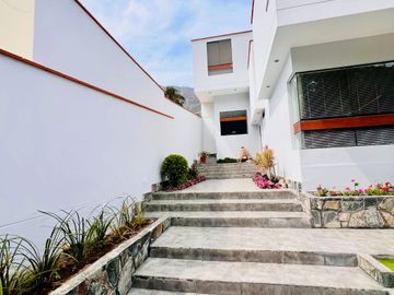VENTA DE HERMOSA CASA  FRENTE A PARQUE, LOS ALAMOS