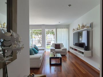 Buscas Dpto 3 dorm, 2 cocheras, balcon,157 m2 en San Isidro a precio de ocasion? US $ 360,000