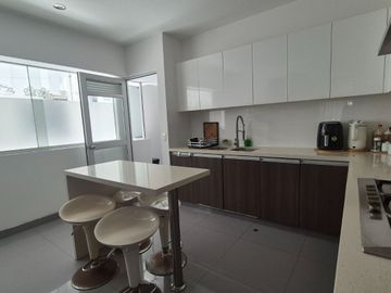 Buscas Dpto 3 dorm, 2 cocheras, balcon,157 m2 en San Isidro a precio de ocasion? US $ 360,000