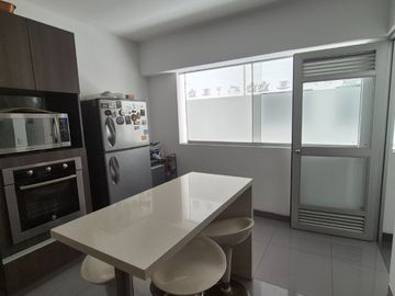 Buscas Dpto 3 dorm, 2 cocheras, balcon,157 m2 en San Isidro a precio de ocasion? US $ 360,000