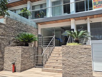 Buscas Dpto 3 dorm, 2 cocheras, balcon,157 m2 en San Isidro a precio de ocasion? US $ 360,000