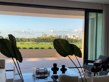 Se vende departamento con vista a la marina y campo de golf en Puerto Cancun