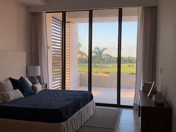 Se vende departamento con vista a la marina y campo de golf en Puerto Cancun