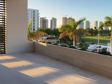 Se vende departamento con vista a la marina y campo de golf en Puerto Cancun