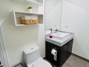 🏡 ¡Alquila moderno departamento amoblado de lujo 1 dormitorio en el corazón de San Isidro!