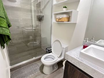🏡 ¡Alquila moderno departamento amoblado de lujo 1 dormitorio en el corazón de San Isidro!