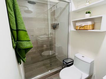 🏡 ¡Alquila moderno departamento amoblado de lujo 1 dormitorio en el corazón de San Isidro!