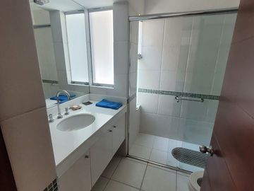 SE ALQUILA BELLO Y AMPLIO DEPARTAMENTO como casa en  CAMACHO , PRIMER PISO  CON PISCINA