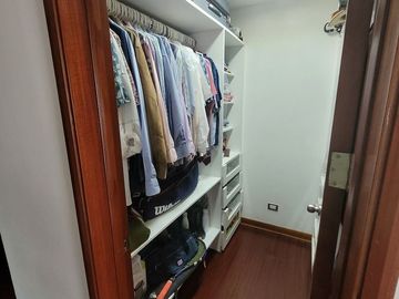 SE ALQUILA BELLO Y AMPLIO DEPARTAMENTO como casa en  CAMACHO , PRIMER PISO  CON PISCINA