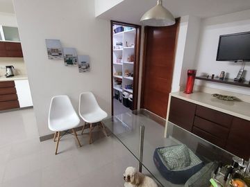 SE ALQUILA BELLO Y AMPLIO DEPARTAMENTO como casa en  CAMACHO , PRIMER PISO  CON PISCINA