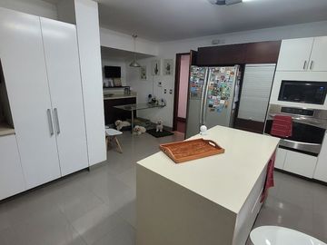 SE ALQUILA BELLO Y AMPLIO DEPARTAMENTO como casa en  CAMACHO , PRIMER PISO  CON PISCINA