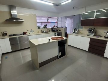 SE ALQUILA BELLO Y AMPLIO DEPARTAMENTO como casa en  CAMACHO , PRIMER PISO  CON PISCINA