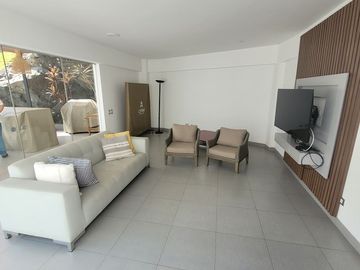 SE ALQUILA BELLO Y AMPLIO DEPARTAMENTO como casa en  CAMACHO , PRIMER PISO  CON PISCINA