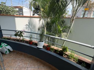 AMPLIO FLAT C/BALCÓN V/CALLE - URB. MONTERRICO NORTE SAN BORJA