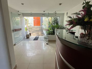 AMPLIO FLAT C/BALCÓN V/CALLE - URB. MONTERRICO NORTE SAN BORJA