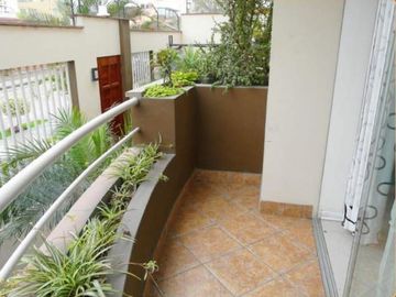 AMPLIO FLAT C/BALCÓN V/CALLE - URB. MONTERRICO NORTE SAN BORJA