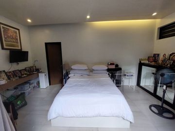 FOR SALE: 5YR OLD MODERN-INDUSTRIAL DESIGN HOUSE AND LOT IN TAGAYTAY CITY