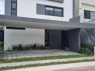 CASA EN VENTA RESIDENCIAL VÍA CUMBRES MODELO VIENTO, AV. HUAYACÁN, CANCUN , Q. ROO.