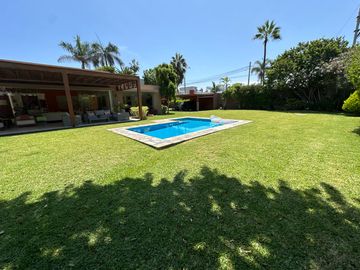 Gran casa con piscina, rodeada de jardines 🏡