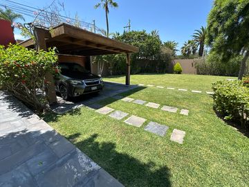 Gran casa con piscina, rodeada de jardines 🏡