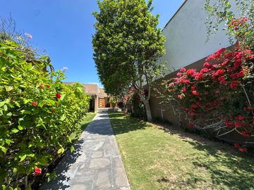 Gran casa con piscina, rodeada de jardines 🏡
