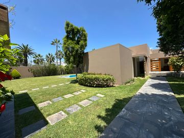 Gran casa con piscina, rodeada de jardines 🏡