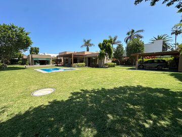 Gran casa con piscina, rodeada de jardines 🏡