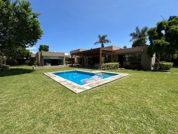 Gran casa con piscina, rodeada de jardines 🏡